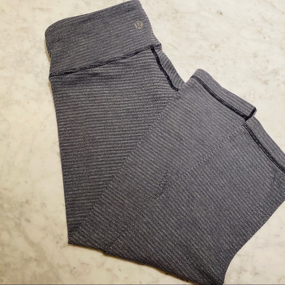 SALE 🐠 Reversible Lululemon Crop Workout Pants Size 4 - Picture 3 of 3